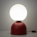 Wysoka na 52cm lampa stołowa z czerwoną podstawą i białym, kulistym kloszem MIKI 1xE27 16217 TK Lighting
